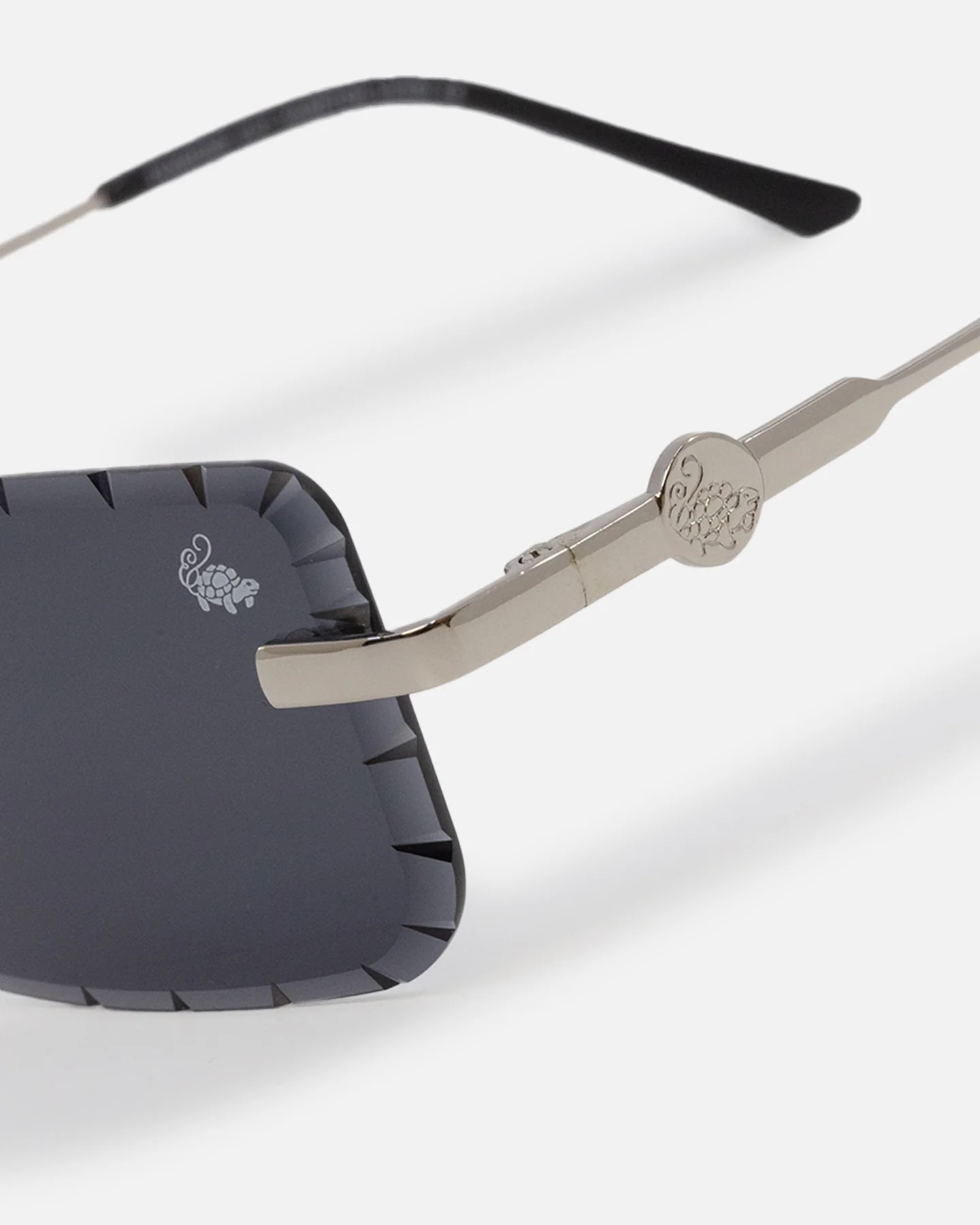 Belvoir & Co Diamond Cut Hampton Sunglasses Black/Silver - Image 6
