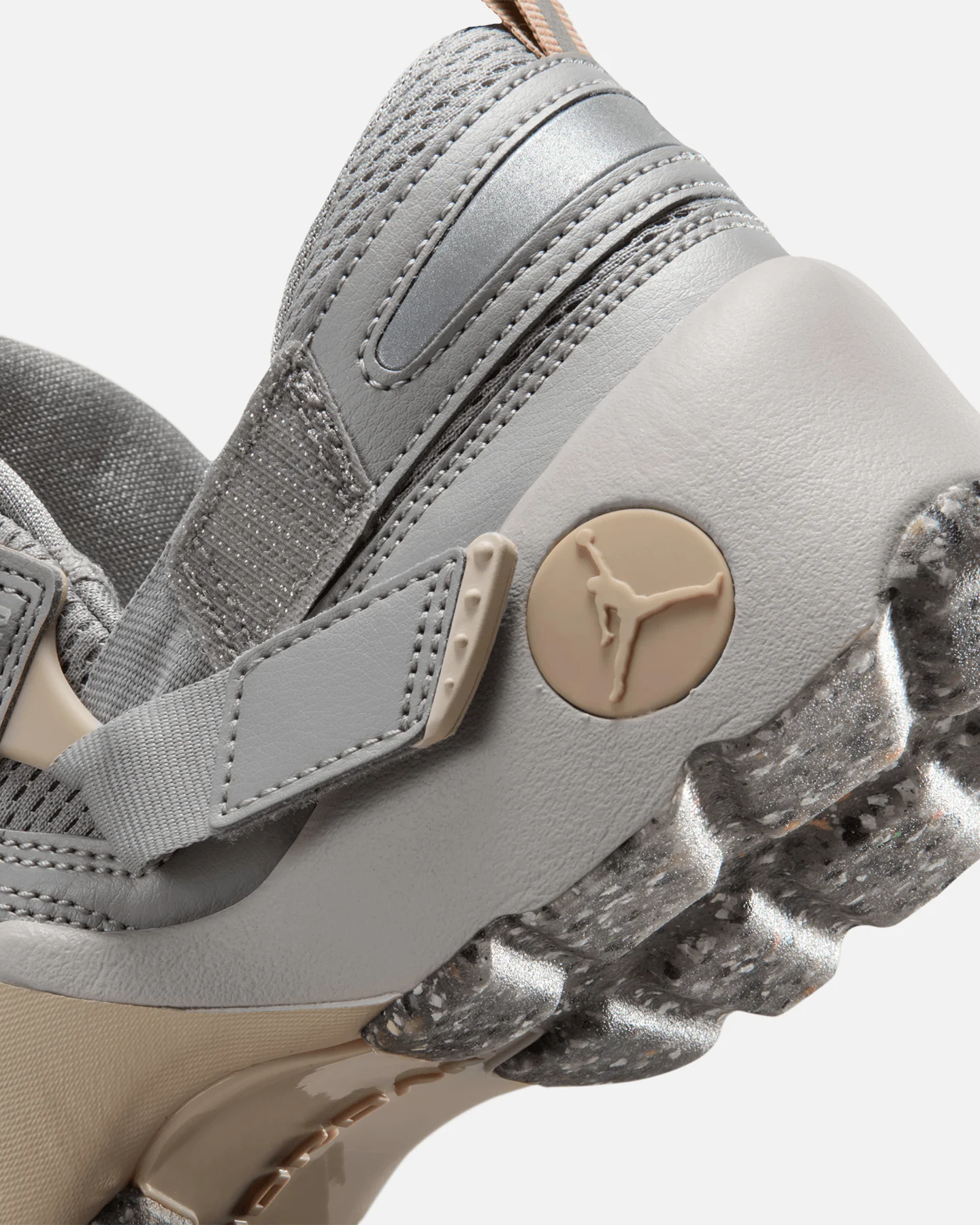 Jordan Women's Trunner LX Lt Iron Ore - Image 8