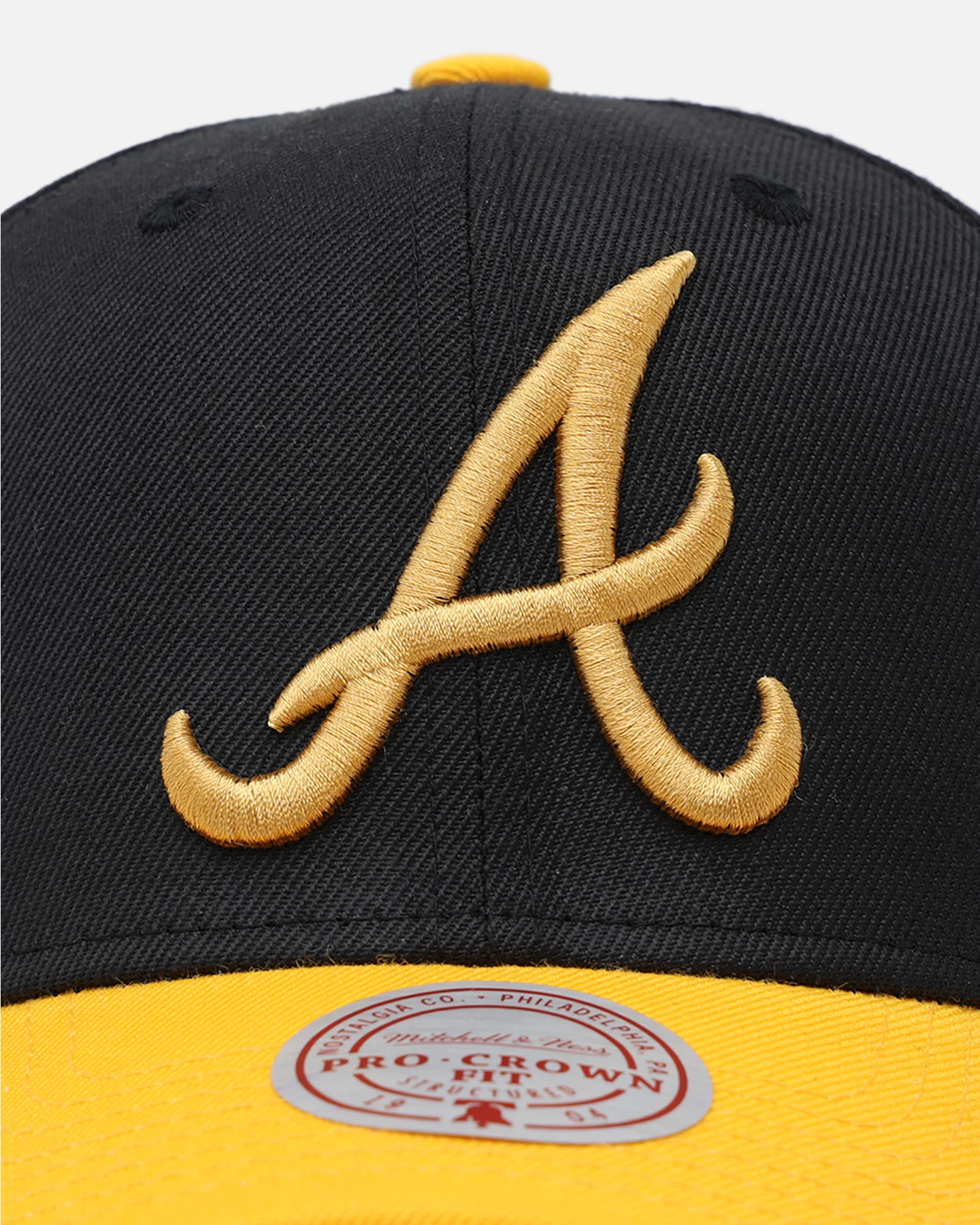 Mitchell & Ness Atlanta Braves "Enter The Dragon" Pro Crown Snapback Black/Ochre - Image 5
