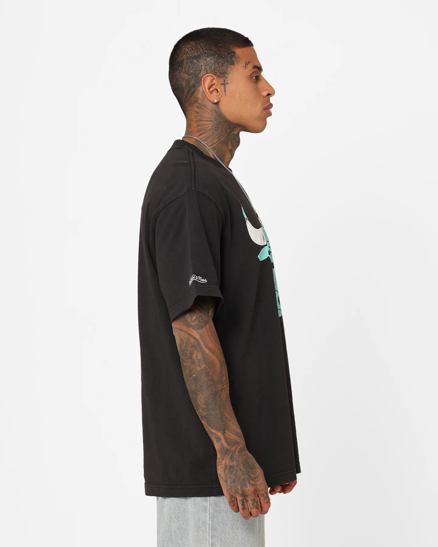 Mitchell & Ness Chicago Bulls Ice Blue Logo T-Shirt Faded Black - Image 5