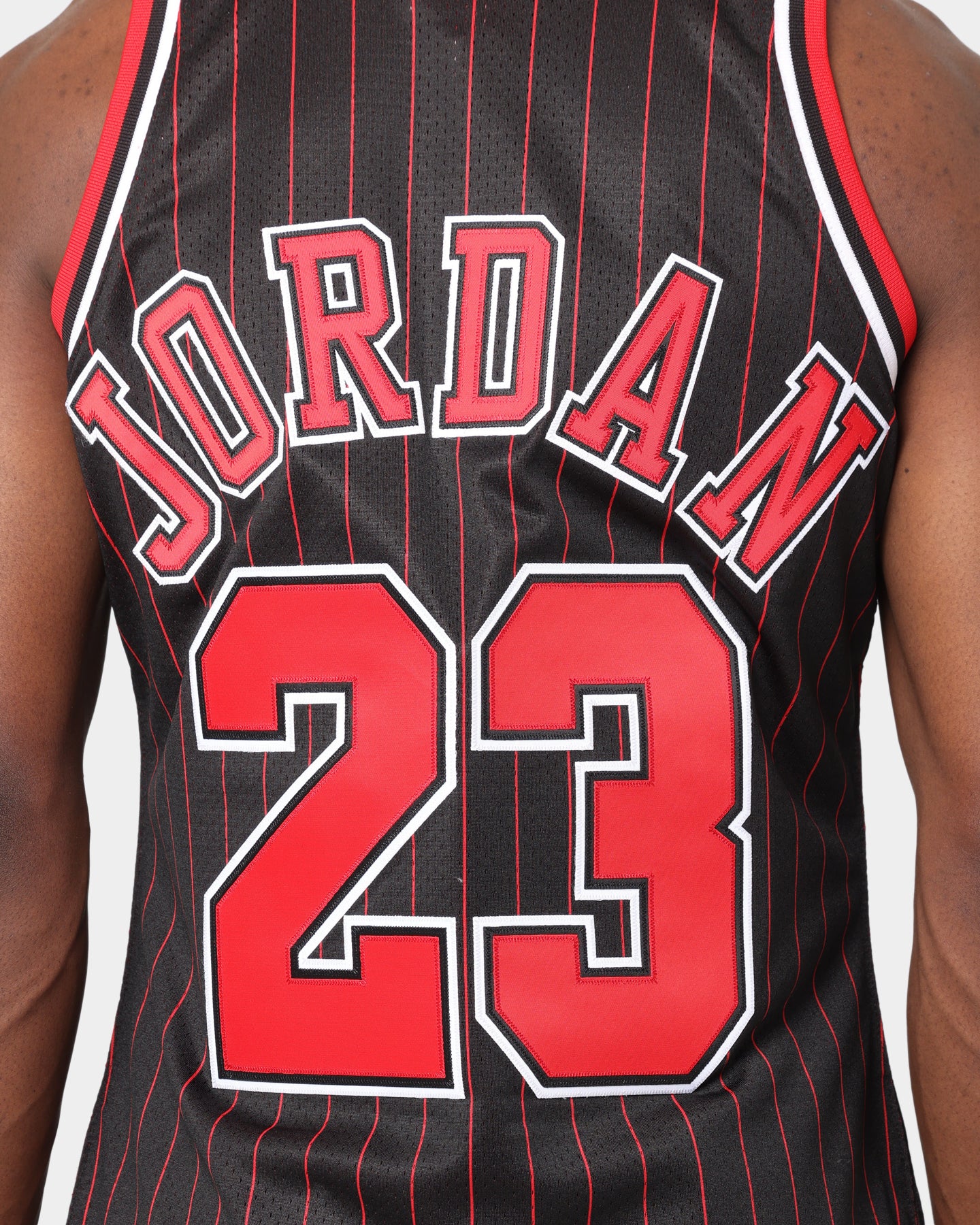 Mitchell & Ness Chicago Bulls Michael Jordan '95-'96 #23 Authentic Jersey Black - Image 17