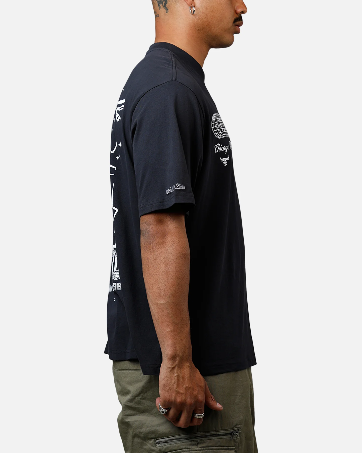 Mitchell & Ness Chicago Bulls Roll The Dice T-Shirt Overdyed Black - Image 4