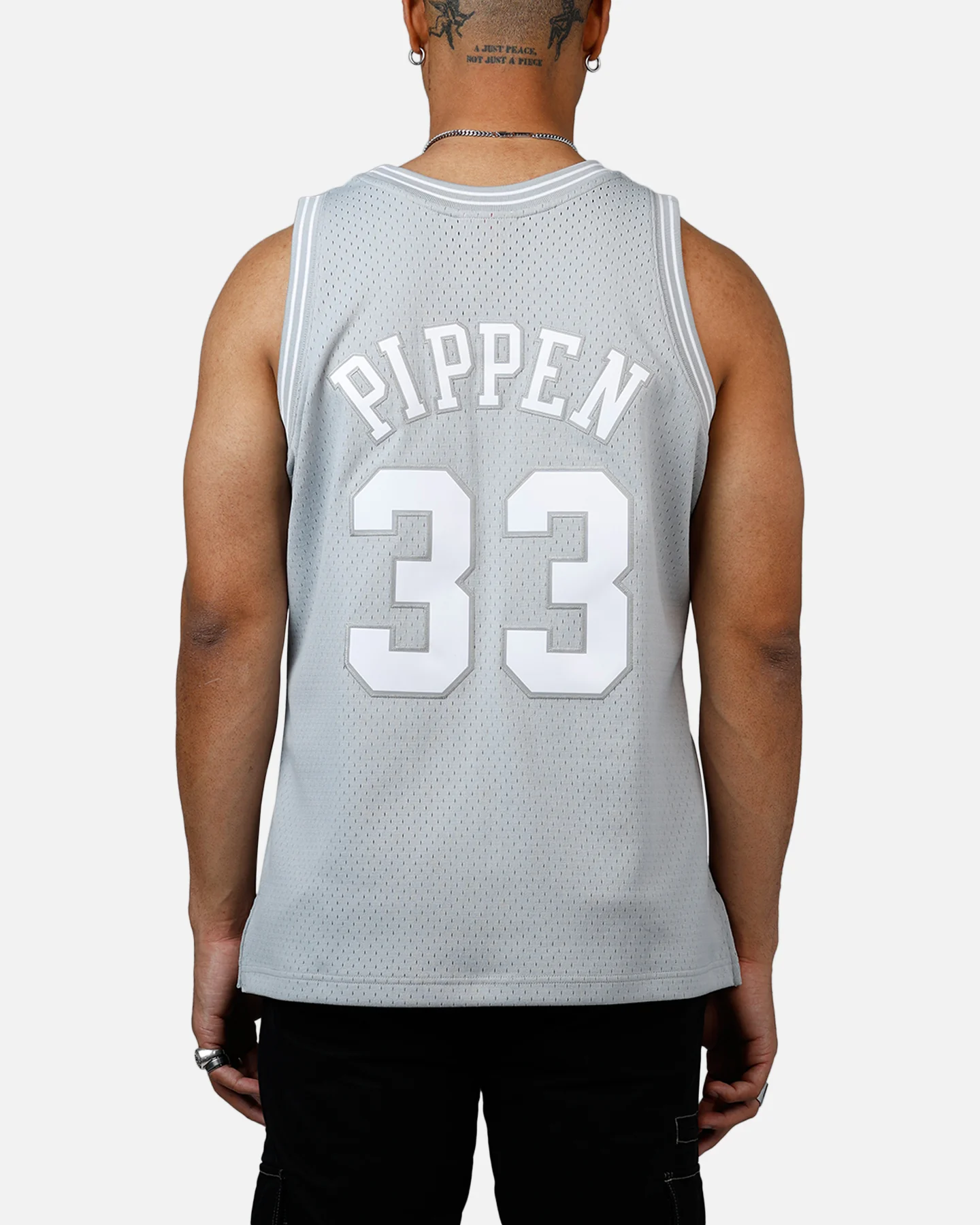 Mitchell & Ness Chicago Bulls Scottie Pippen 1997-1998 Swingman Jersey Grey - Image 2