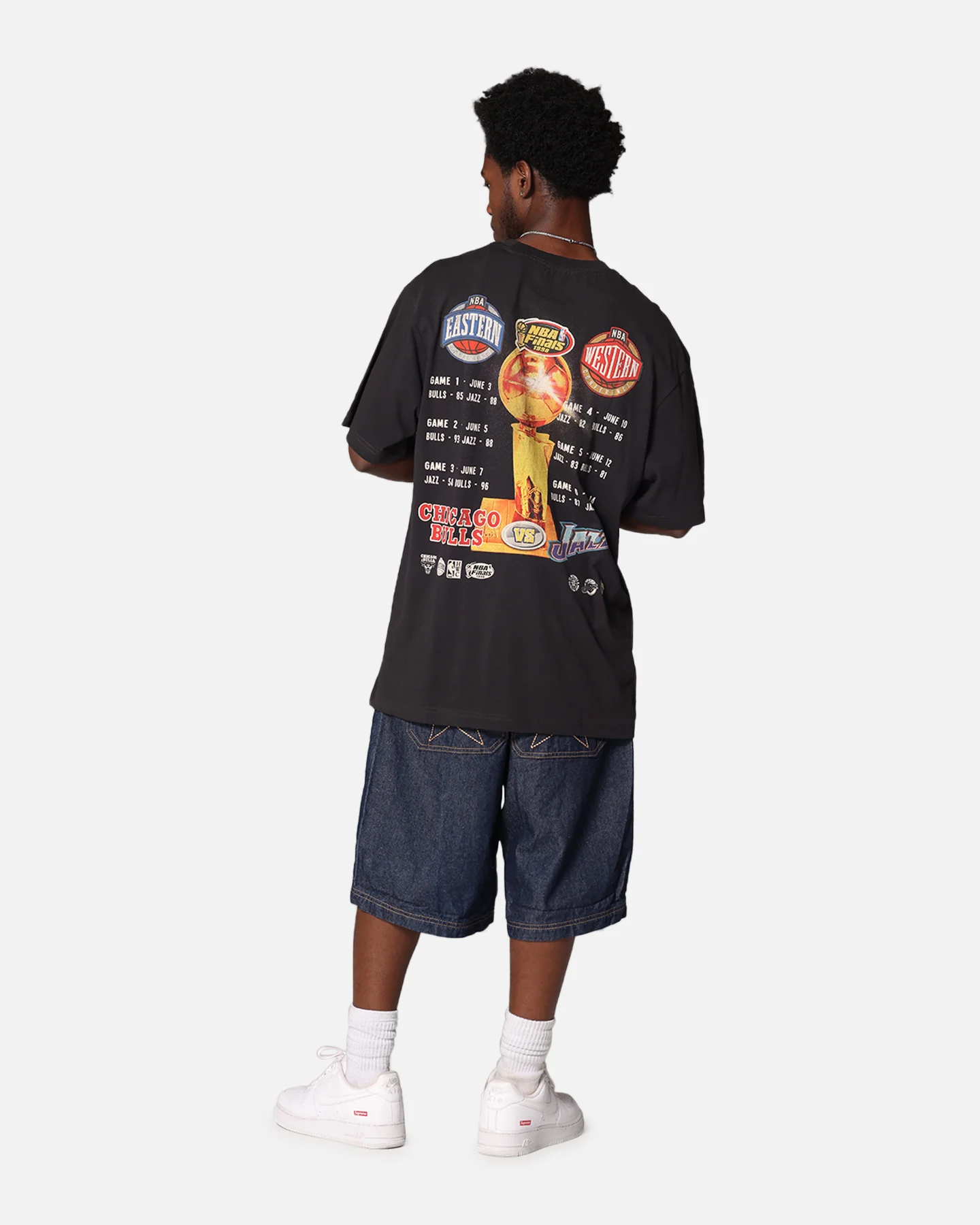 Mitchell & Ness Chicago Bulls Vs. Utah Jazz 1998 Legendary Finals T-Shirt Faded Black - Image 4