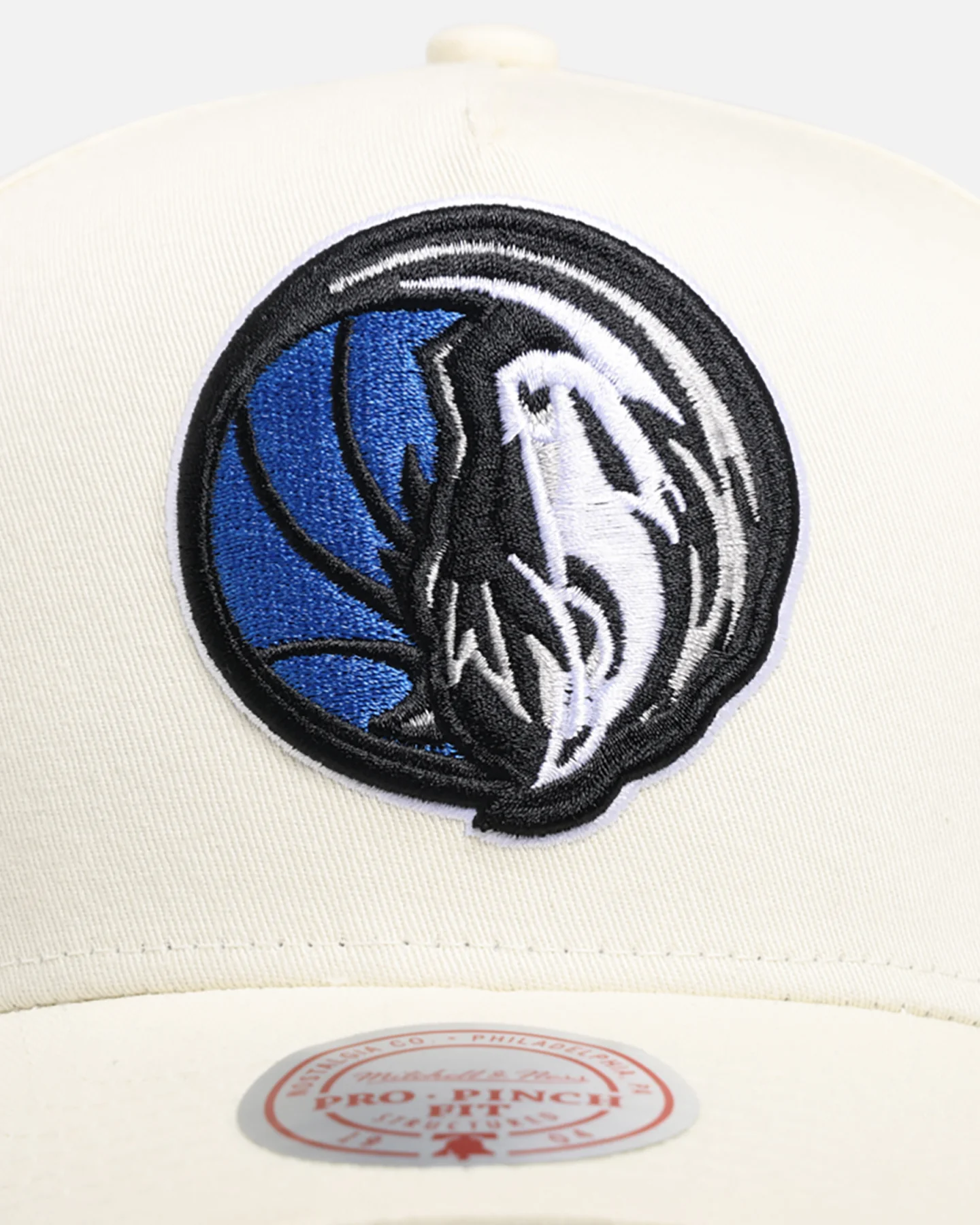 Mitchell & Ness Dallas Mavericks 'Upside Down Logo' Pro Pinch Snapback White - Image 5