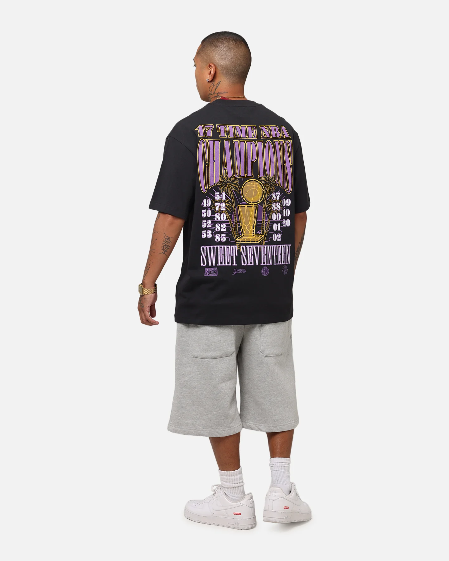 Mitchell & Ness Los Angeles Lakers 17-Time NBA Champions T-Shirt Faded Black - Image 3