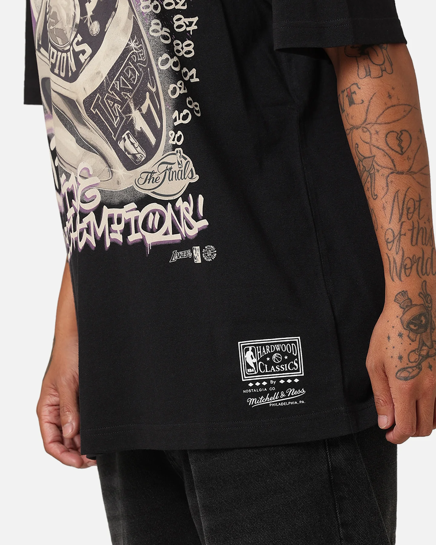 Mitchell & Ness Los Angeles Lakers Champs Graffiti T-Shirt Faded Black - Image 6