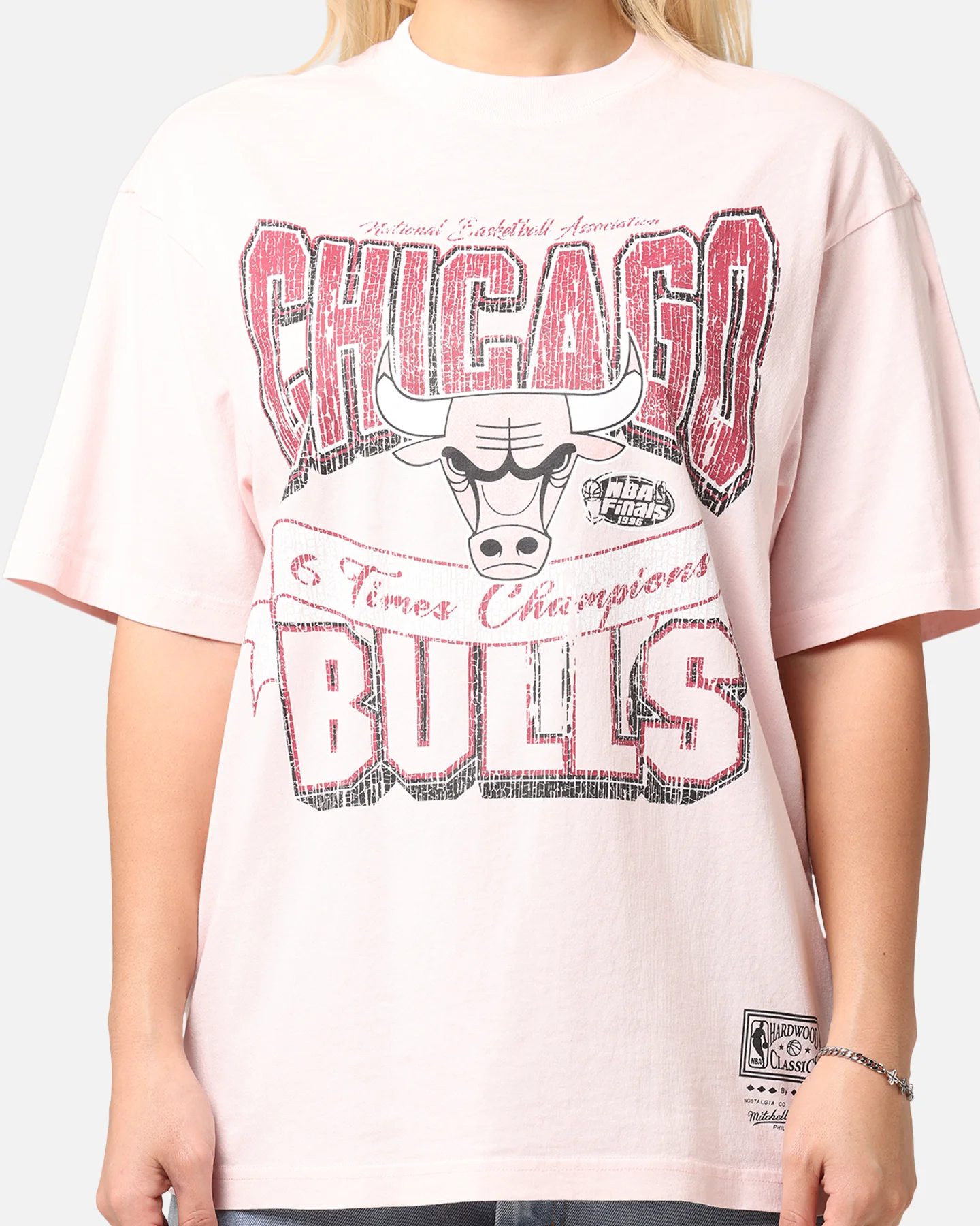 Mitchell & Ness Women's Chicago Bulls Sportsmanship T-Shirt Light Pink - Image 6