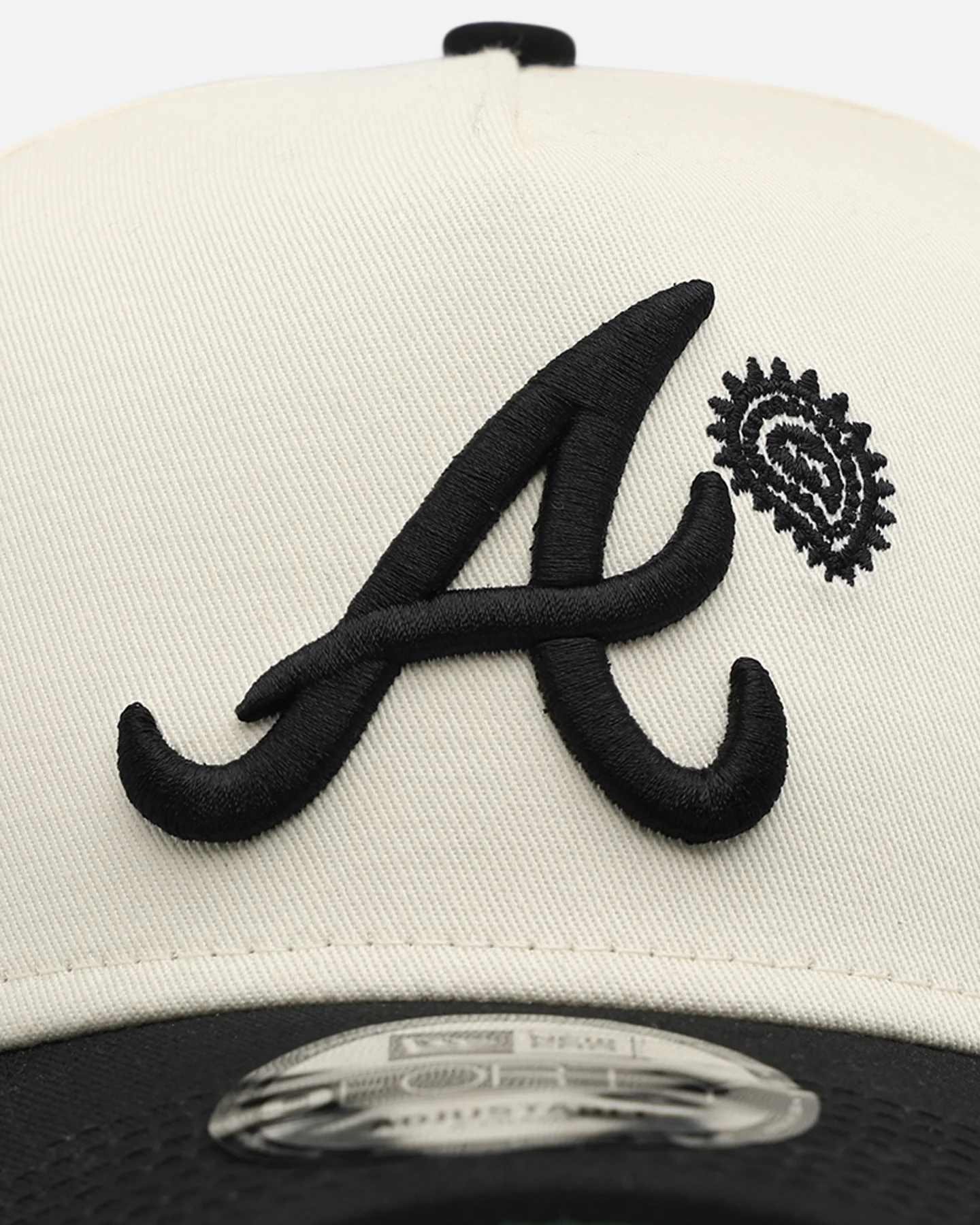 New Era Atlanta Braves 'Paisley Hit' 9FORTY A-Frame Snapback Chrome White/Black - Image 5