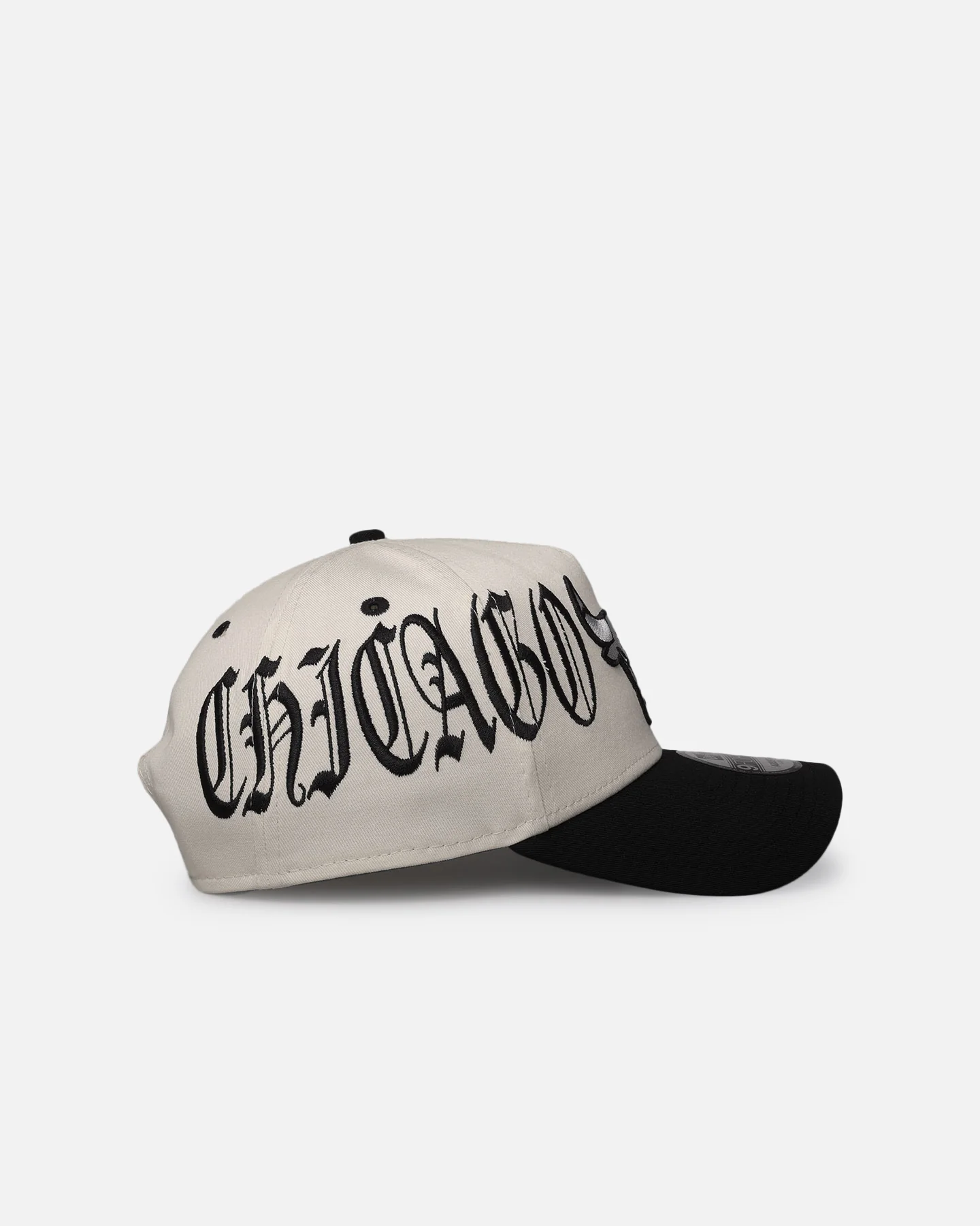 New Era Chicago Bulls 'Gothic Script Two Tone' 9FORTY A-Frame Snapback Chrome/Black - Image 3