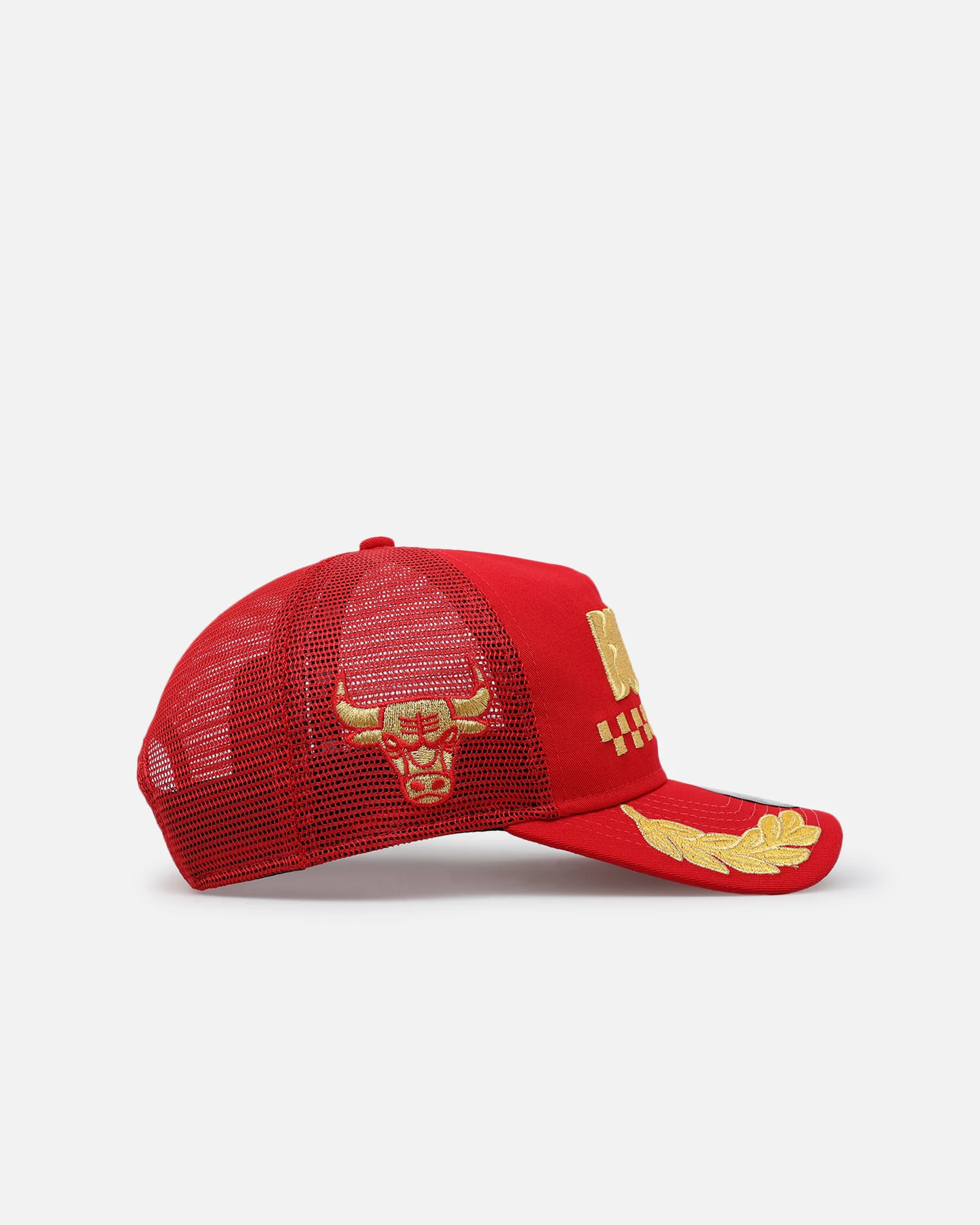 New Era Chicago Bulls 'Podium Pack' Pre-Curved Golfer Trucker Snapback Scarlett/Metallic Gold - Image 4