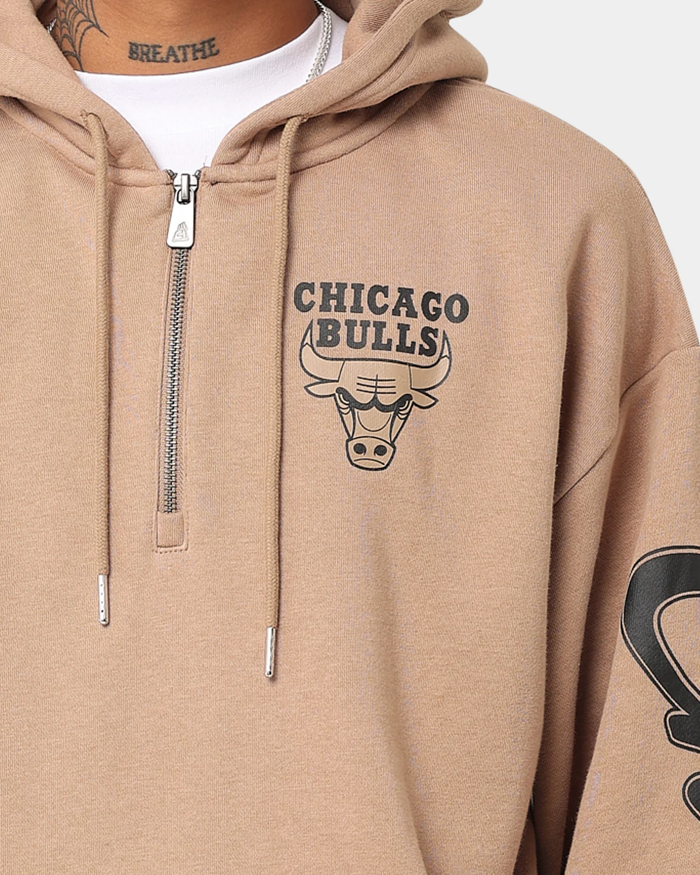 New Era Chicago Bulls Sleeve Script Hoodie Khaki/Black - Image 3