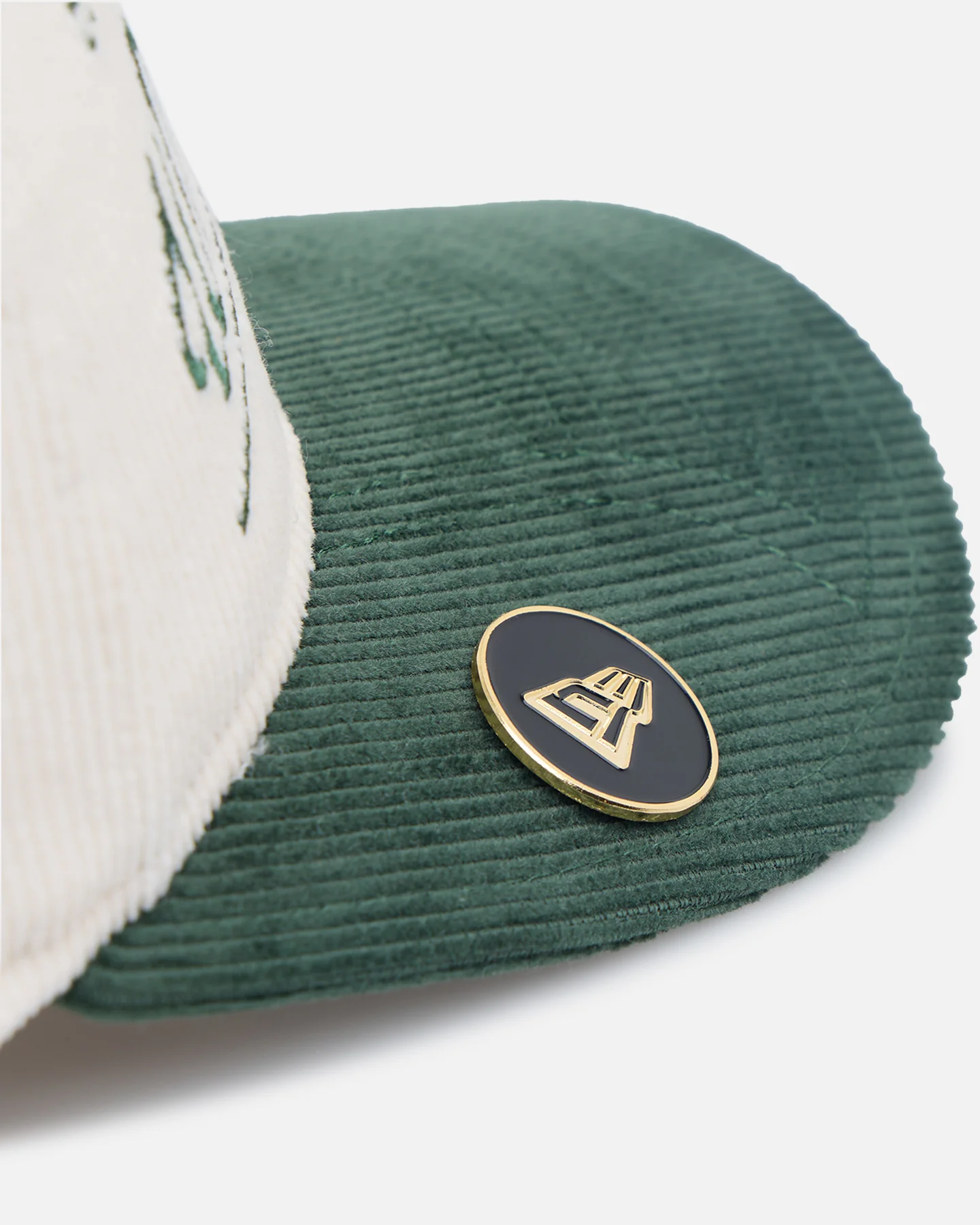 New Era Chicago White Sox 'Heritage Golf' Pre-Curved Golfer Snapback Chrome White - Image 7