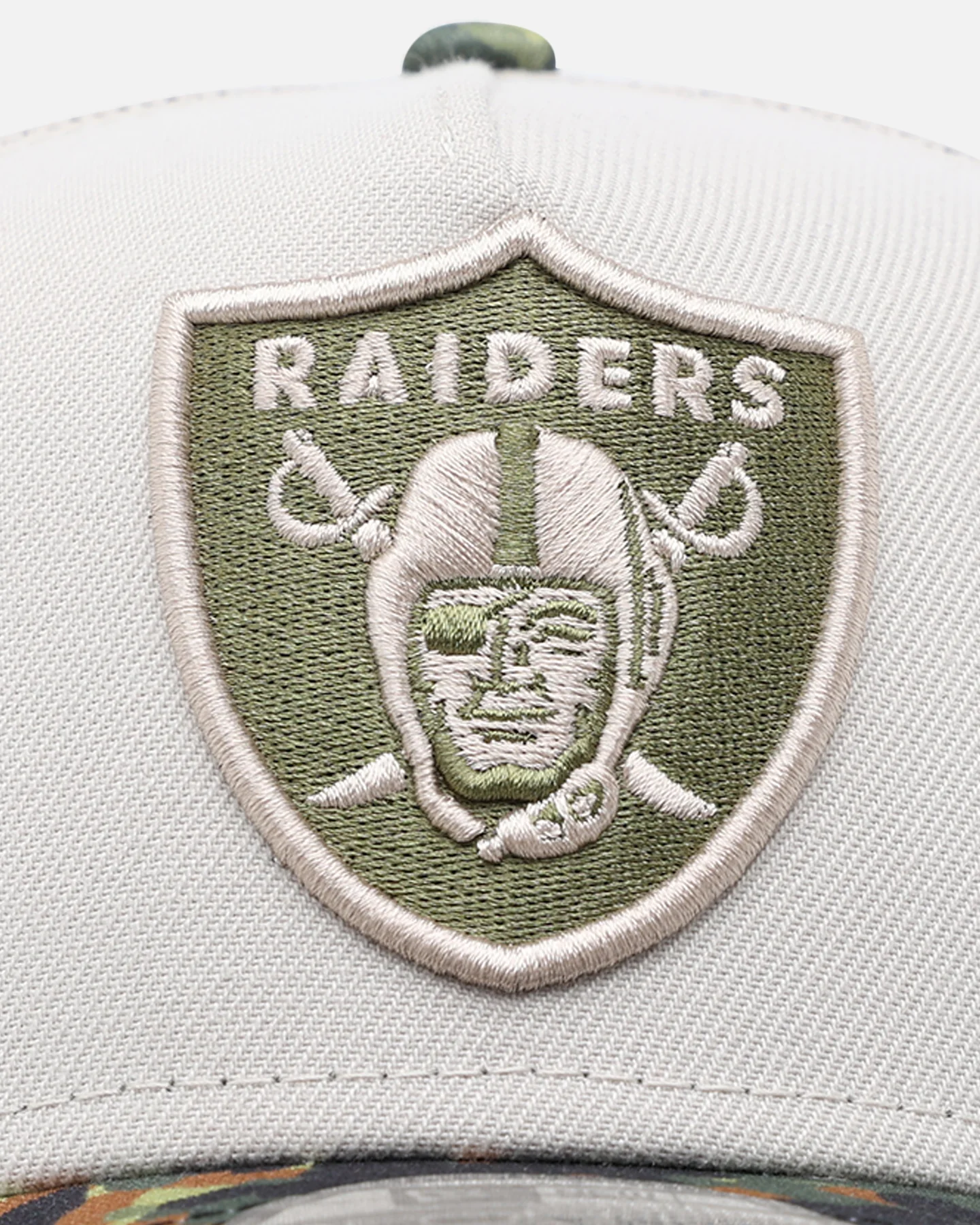 New Era Las Vegas Raiders "Camo Visor" 9FORTY A-Frame Trucker Snapback Stone/Olive - Image 5