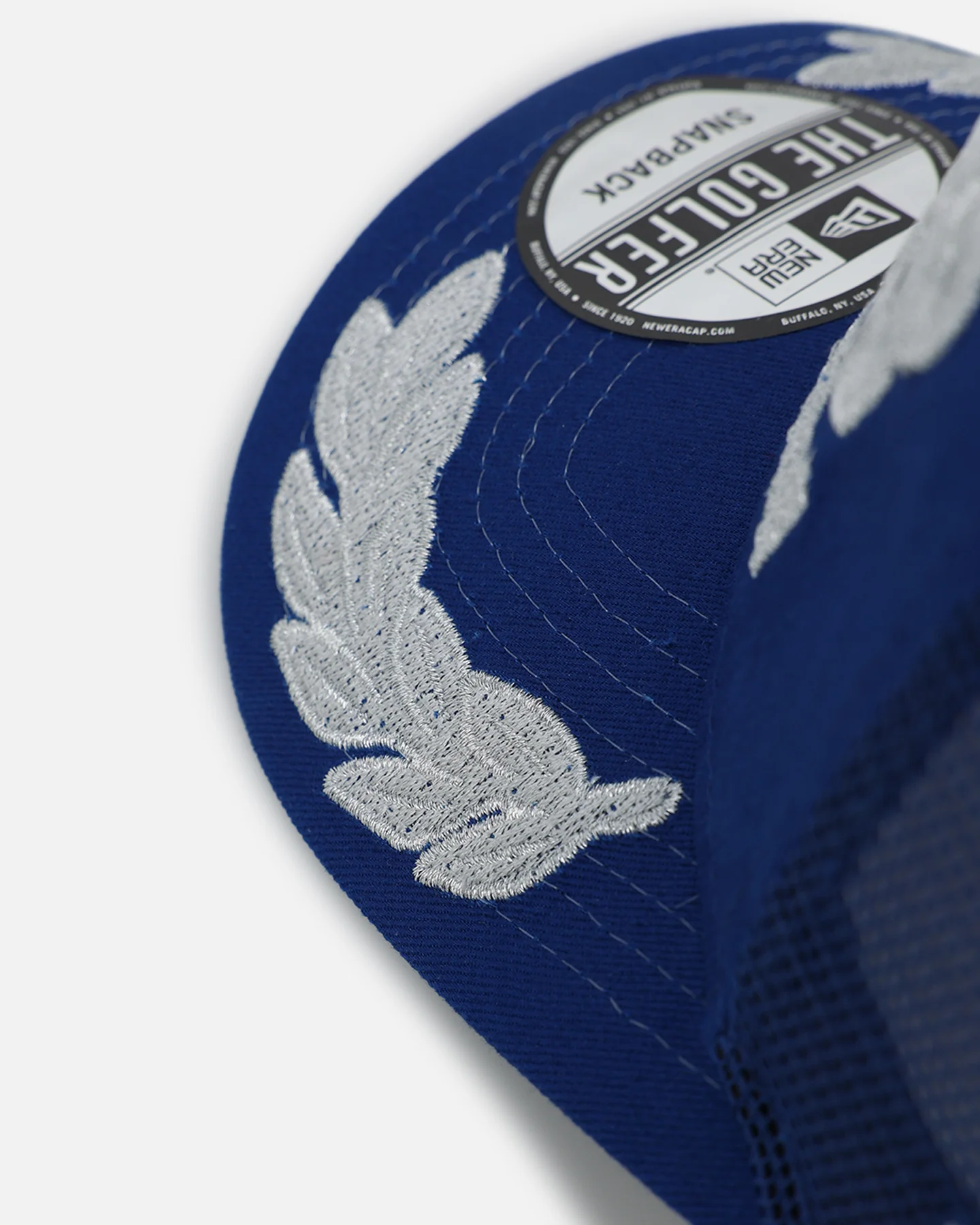 New Era Las Vegas Raiders 'Podium Pack' Pre-Curved Golfer Trucker Snapback Light Royal/Metallic Gold - Image 2