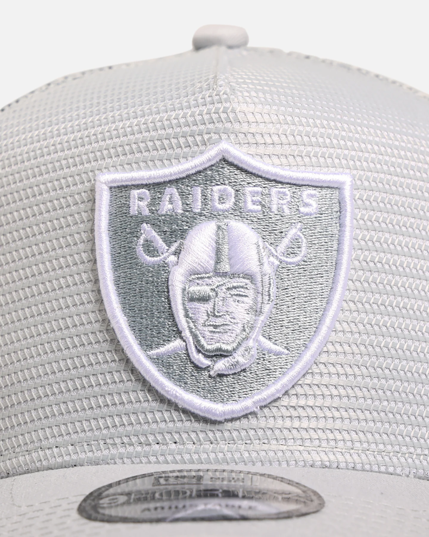 New Era Las Vegas Raiders 'Polychromatic Mesh' 9FORTY A-Frame Snapback Grey/White - Image 5