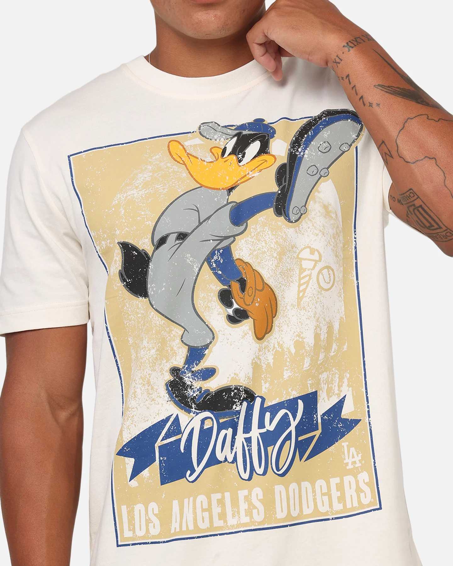 New Era Los Angeles Dodgers 'Looney Tunes' Daffy Duck T-Shirt Light Beige - Image 6