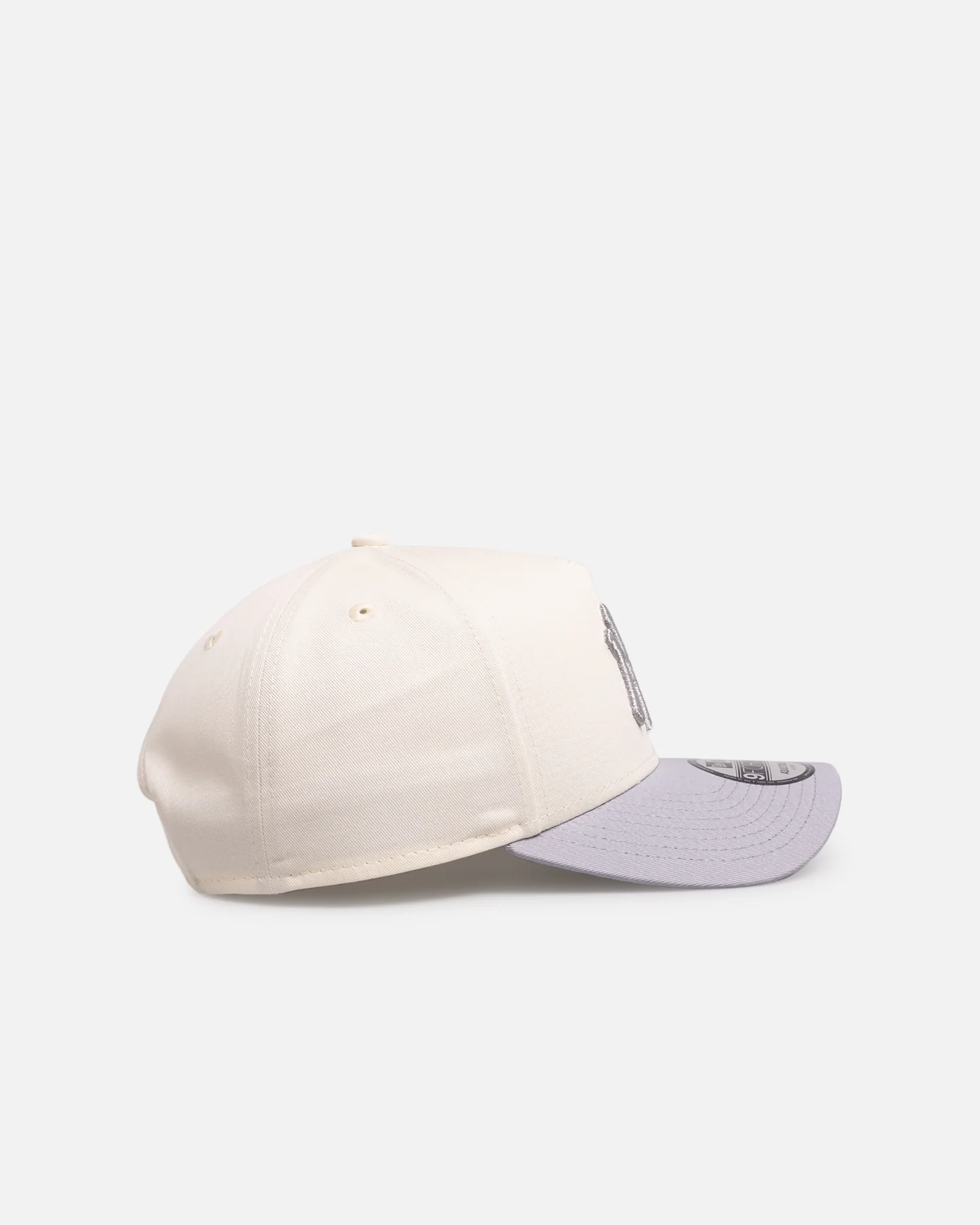 New Era New York Yankees 'Chrome Grey' 9FORTY A-Frame Snapback White/Silver - Image 3