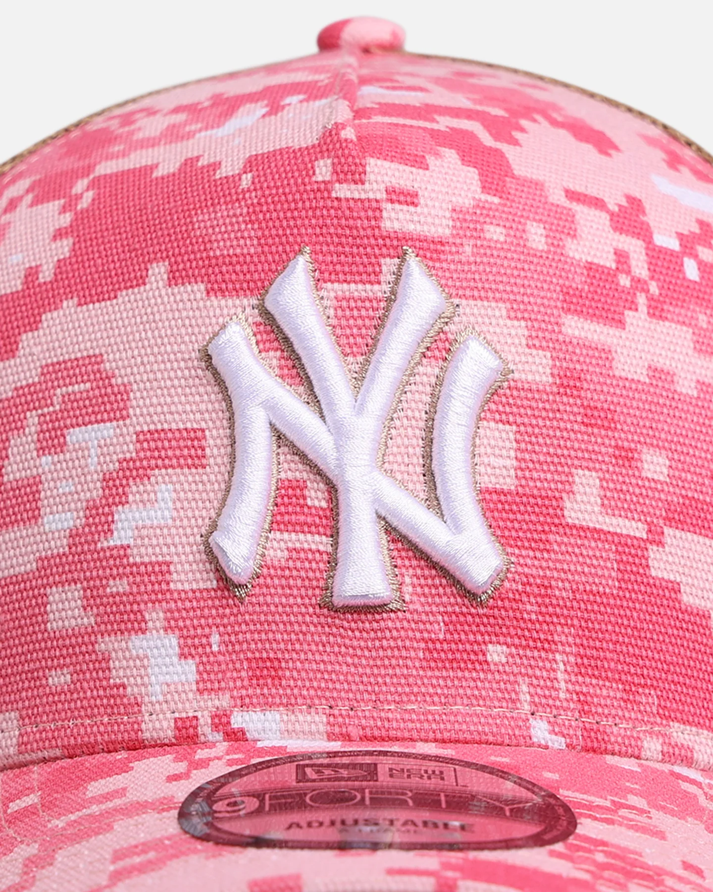 New Era New York Yankees 'Digi Camo' 9FORTY A-Frame Trucker Snapback Pink/White - Image 5