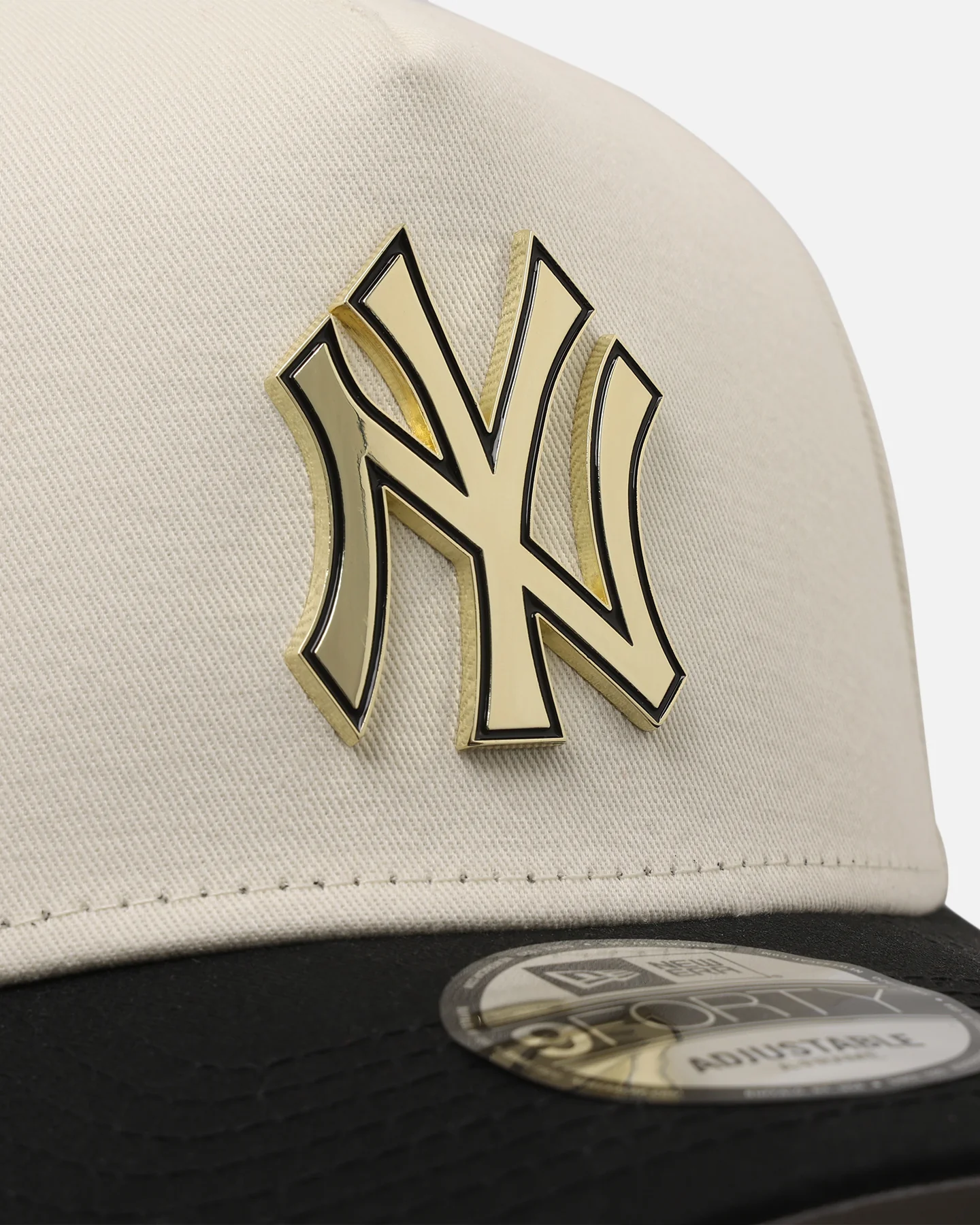 New Era New York Yankees 'Gold Medal Badge' 9FORTY A-Frame Snapback White/Black/Green - Image 5