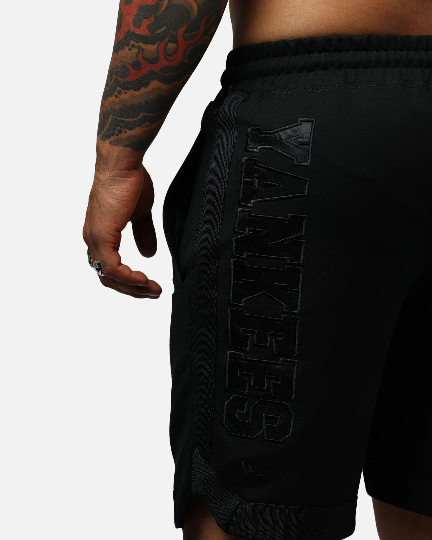 New Era New York Yankees Logo Select Shorts Black/Black - Image 8