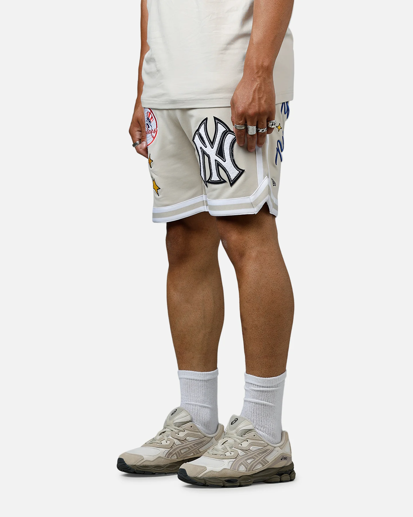 New Era New York Yankees 'Logo Select' Summer Shorts Stone - Image 4