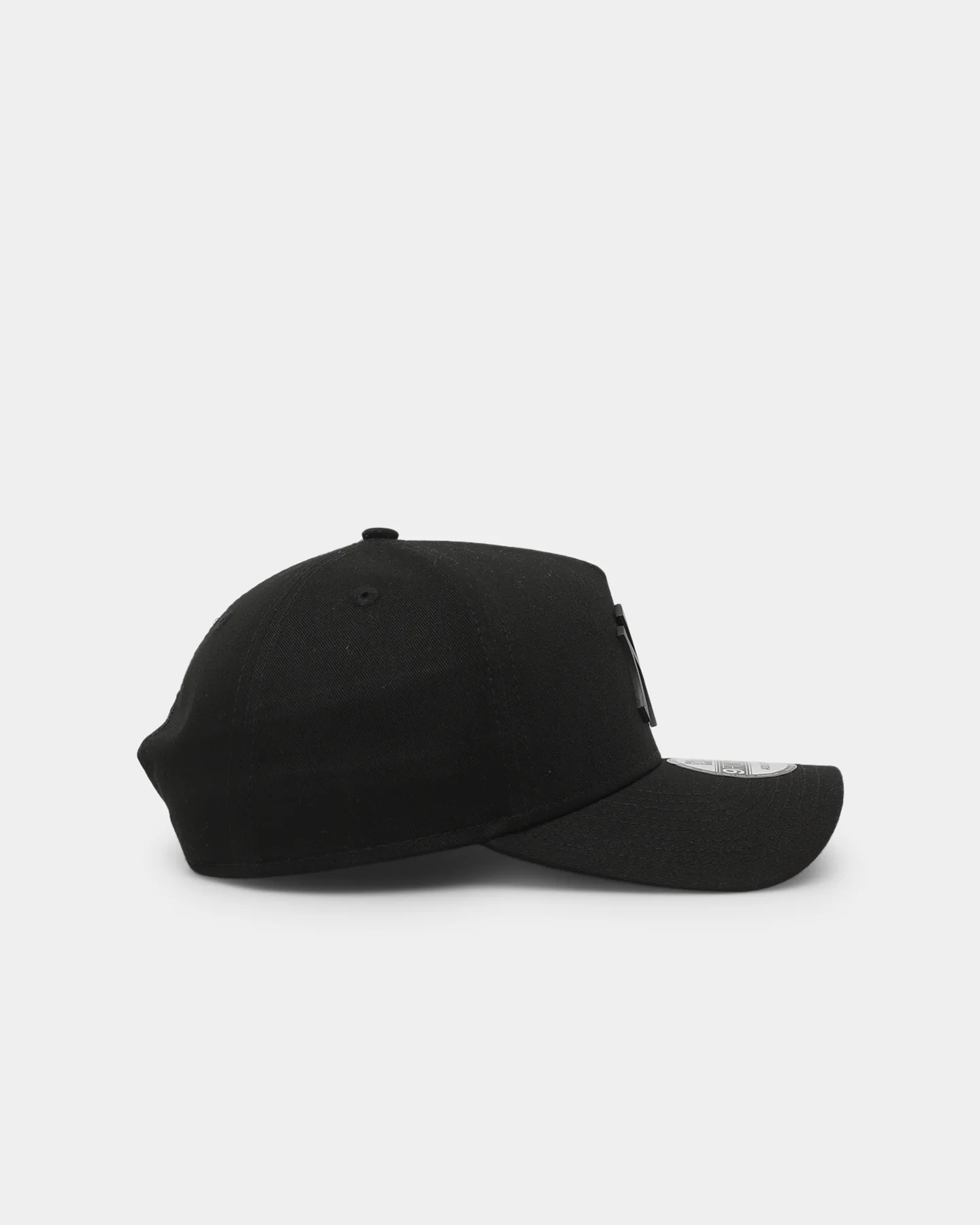 New Era New York Yankees 'Metal Badge' 9FORTY A-Frame Snapback Black/Black - Image 3