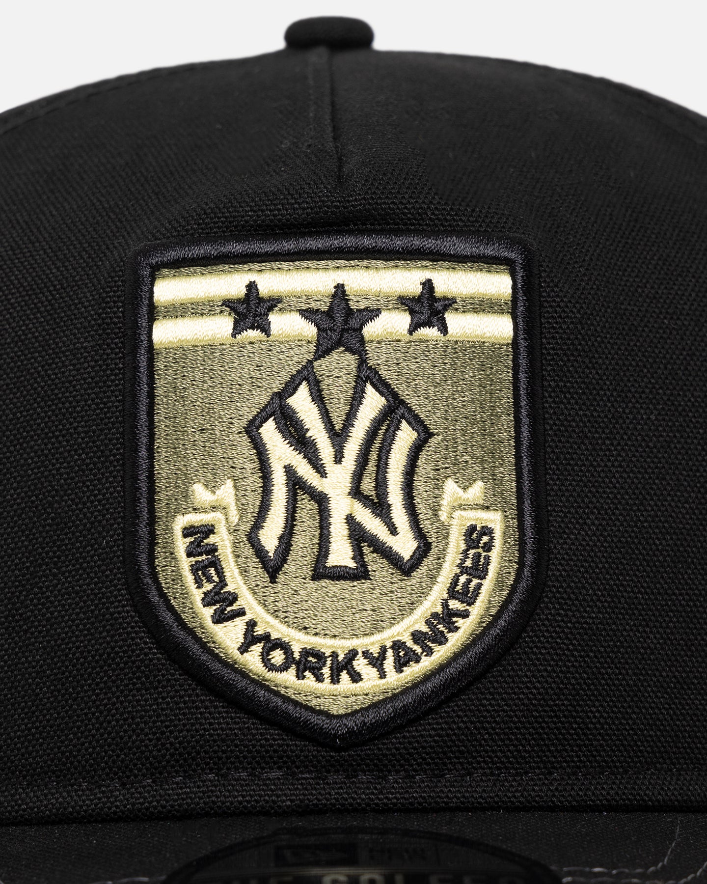 New Era New York Yankees 'Military Patch' Pre-Curved Golfer Snapback Black - Image 6