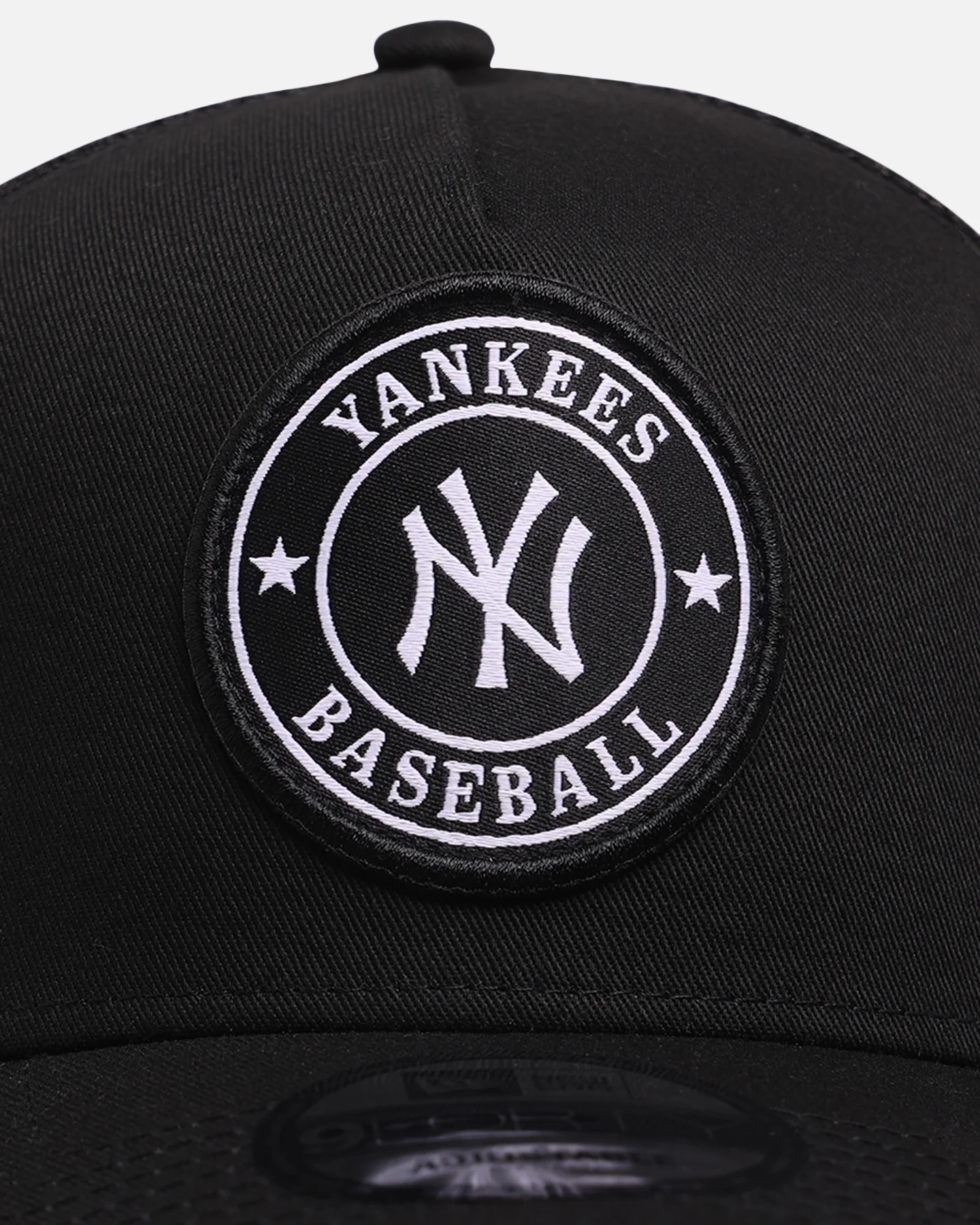 New Era New York Yankees 'Stripe' 9FORTY A-Frame Trucker Snapback Black/White - Image 5