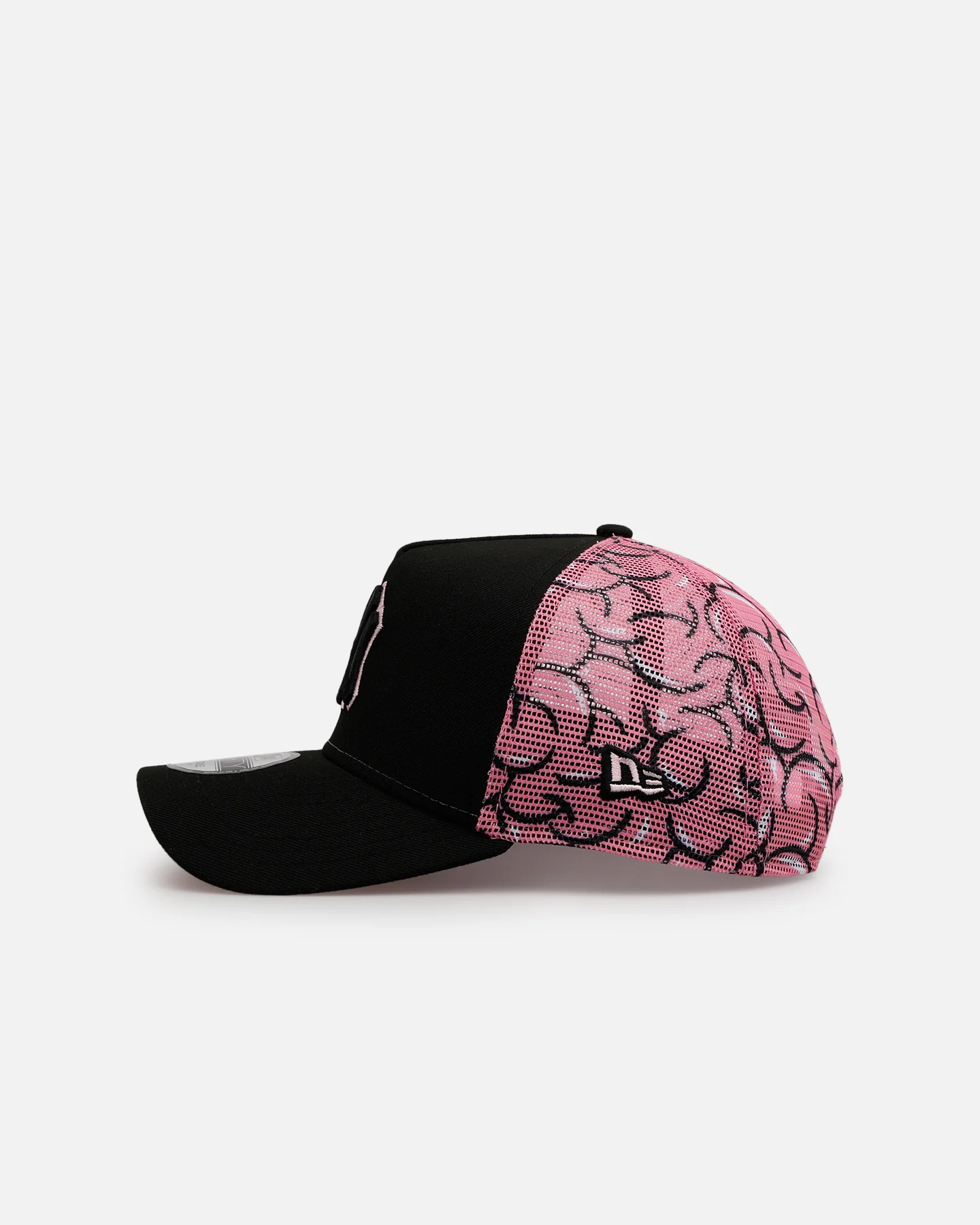 New Era New York Yankees 'Thoughtful' 9FORTY A-Frame Trucker Snapback Black/Pink - Image 4