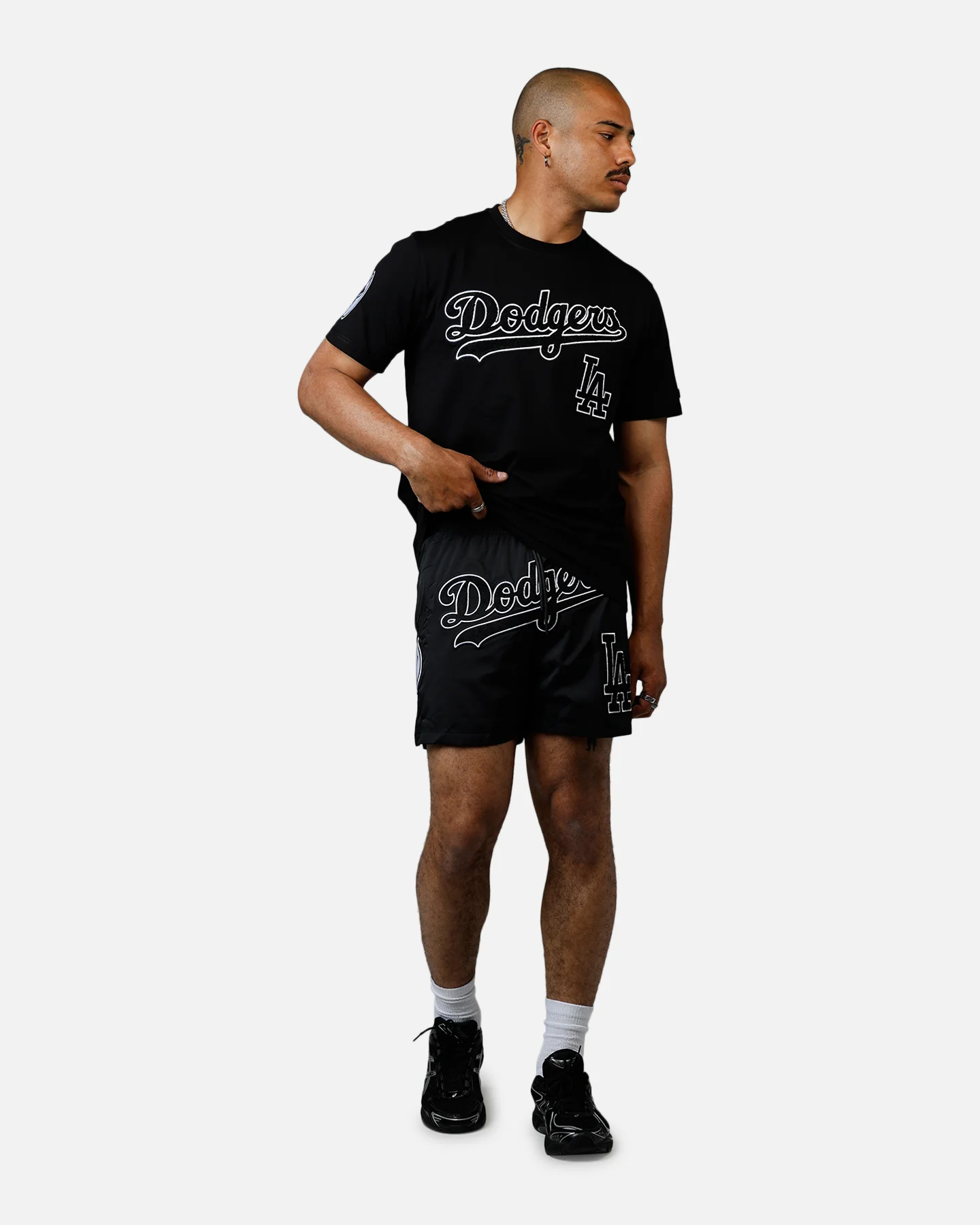 Pro Standard Los Angeles Dodgers Chenille T-Shirt Black - Image 3