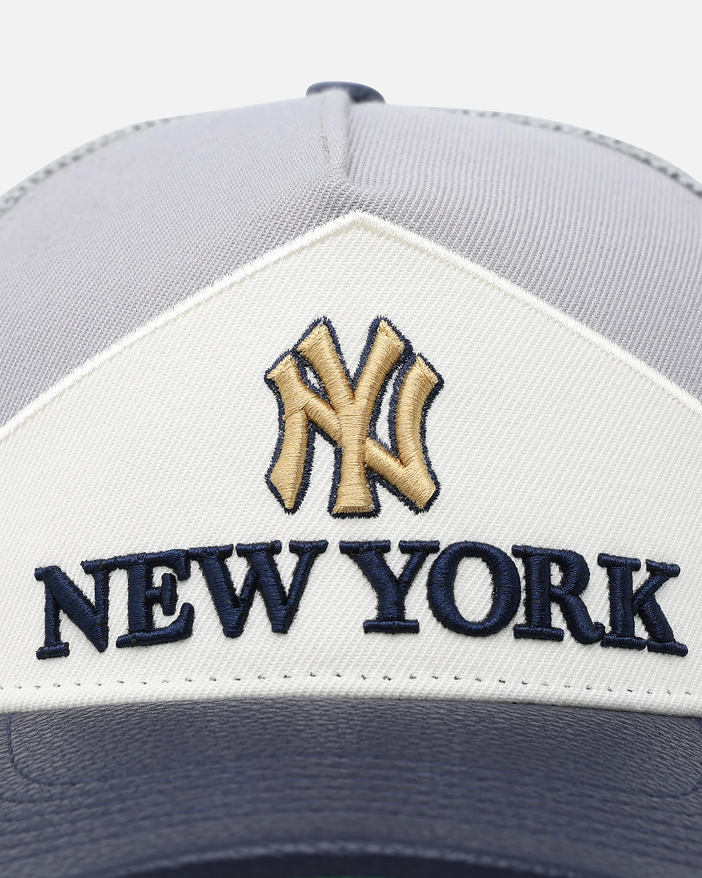 Pro Standard New York Yankees Chevron Pinch Front Trucker Snapback Midnight Navy - Image 6