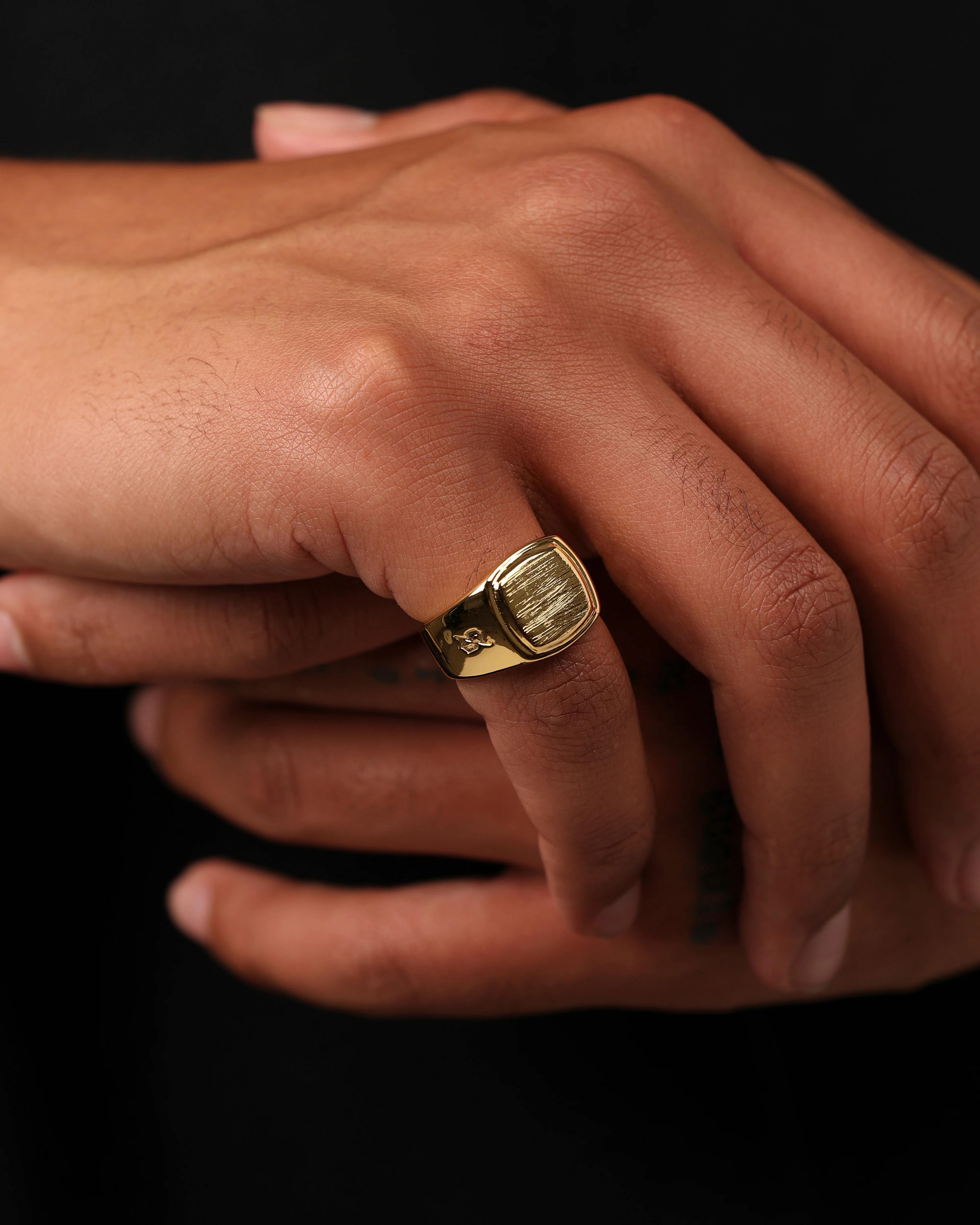 Saint Morta Orlando Signet Ring Gold - Image 2
