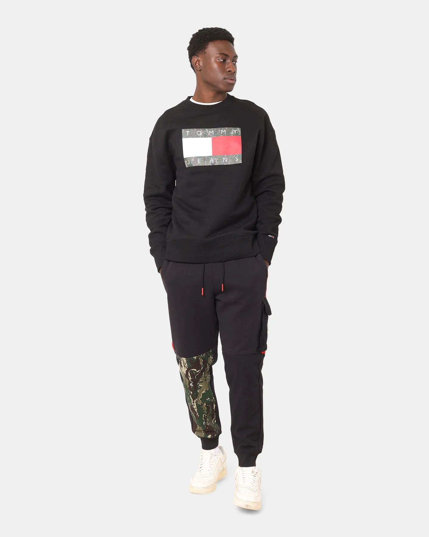 Tommy Jeans Camo Flag Crewneck Black - Image 2